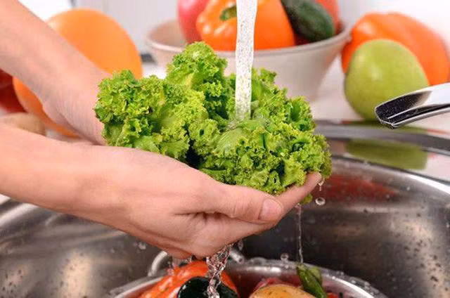 Thoi quen rua rau sai lam khien ruoc benh vao nguoi