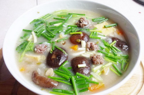 Cháo nấm thịt bò thích hợp cho người viêm loét dạ dày tá tràng, thiếu máu.