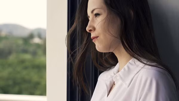 Vợ hoảng hồn vì bị bạn chồng say rượu sàm sỡ Vo hoang hon vi bi ban chong say ruou sam so