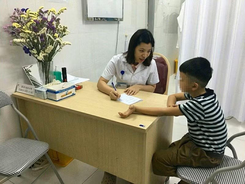 Be 9 tuoi bi lot da duong vat do treo cay tut xuong qua nhanh