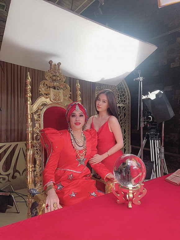 Hoang Thuy Linh khoe anh ben 