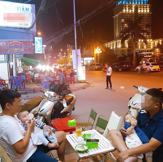 Hai ong bo bim sua trong con cho vo di choi duoc chi em khen nuc no