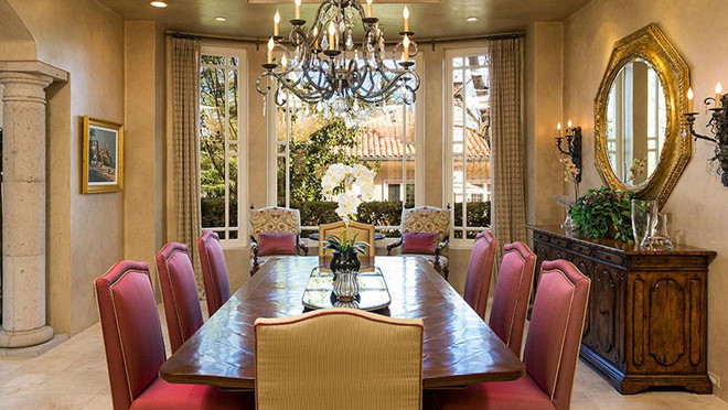 Phòng ăn trang nhã được thiết kế và trình bày tỉ mỉ, công phu.