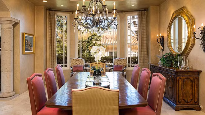 Phòng ăn trang nhã được thiết kế và trình bày tỉ mỉ, công phu.