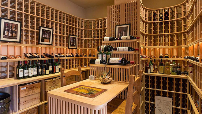 Biệt thự còn có một studio rộng lớn và một hầm rượu vang chứa 3.500 chai.