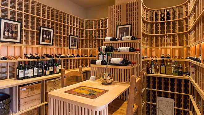 Biệt thự còn có một studio rộng lớn và một hầm rượu vang chứa 3.500 chai.