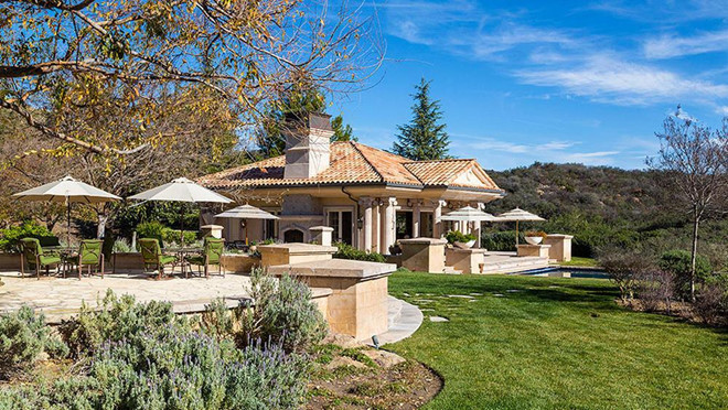 Không gian thư giãn trong khuôn viên biệt thự gồm có khu vực spa, hồ bơi, sân tennis, sân golf, và vườn cây.