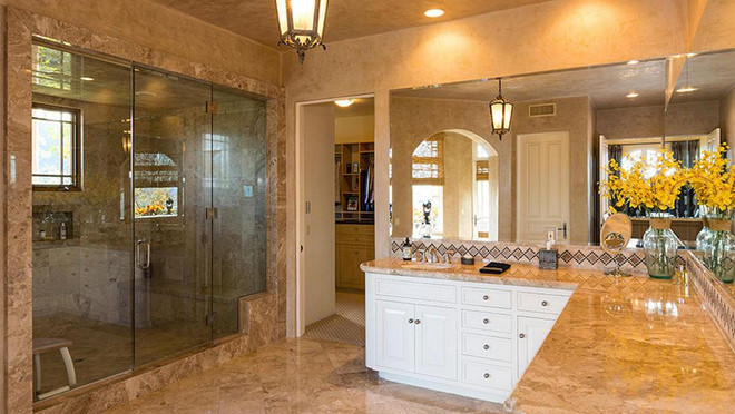 Phòng tắm chính của biệt thự mang vẻ đẹp sang trọng, cao cấp.