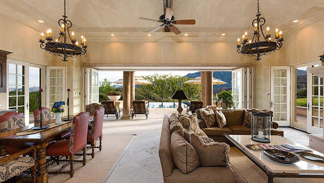 Một không gian sinh hoạt gia đình mang phong cách cởi mở.