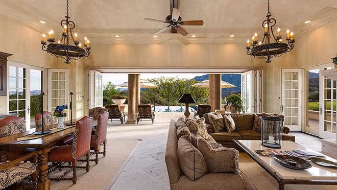 Một không gian sinh hoạt gia đình mang phong cách cởi mở.