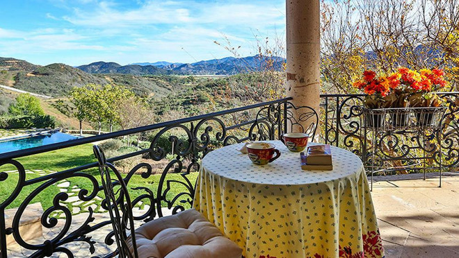 Ban công của phòng ngủ chính là nơi Britney Spears có thể uống trà, đọc sách, và ngắm cảnh.