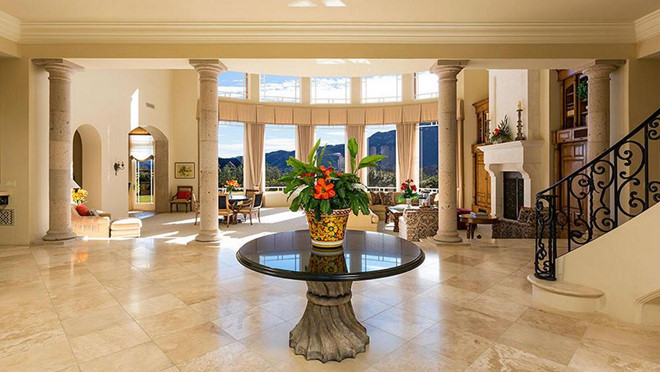 Tiền sảnh với sàn đá cẩm thạch, những cột trụ cao cùng các ô cửa rộng lớn khiến không gian nơi đây trông như sảnh chờ của một khách sạn cao cấp.