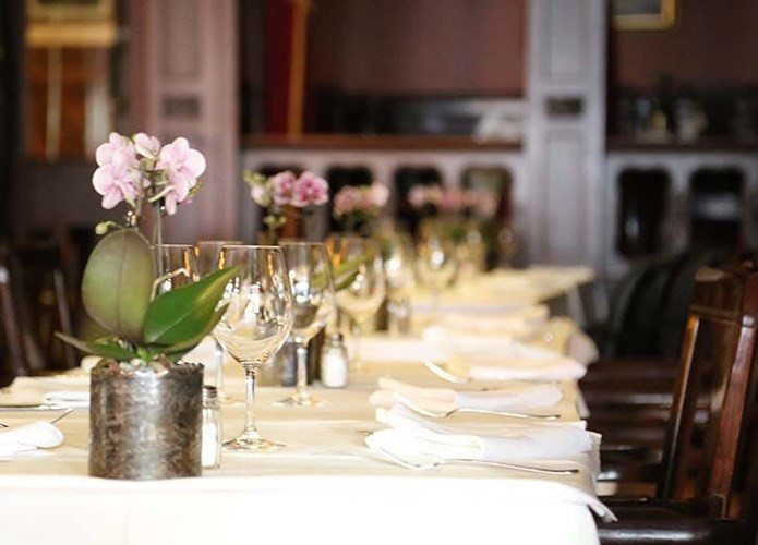 Phòng ăn: Cây lan. Một chậu lan trong phòng ăn sẽ có tác dụng khử mùi trong không khí mà không làm ảnh hưởng đến hương liệu thực phẩm.