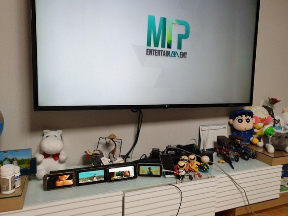 Lý giải cho việc lượng view "Hãy trao cho anh" tăng chóng mặt này phải kể đến sự nỗ lực của sky. Những bức ảnh "cày view" cho Sơn Tùng ngập tràn trên các diễn đàn mạng. Từ tivi đến ipad, điện thoại đều được fan tận dụng để cày view. Nhìn những cách "cày view" thú vị được chia sẻ lên MXH đủ để thấy Sơn Tùng được yêu thích và các Sky ủng hộ thần tượng mình nhiều như thế nào!