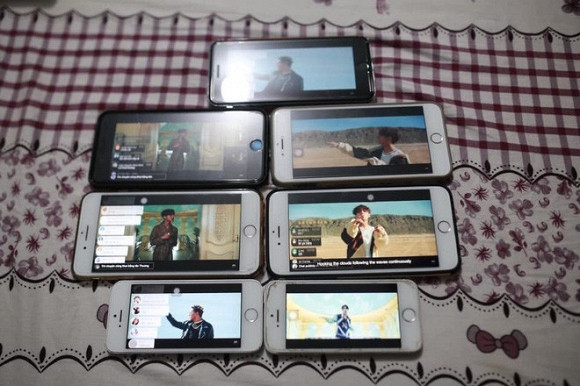 Từ điện thoại, đến laptop, tivi... đều được sky tận dụng để cày view cho Sơn Tùng.