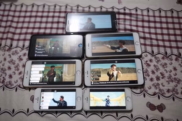 Từ điện thoại, đến laptop, tivi... đều được sky tận dụng để cày view cho Sơn Tùng.