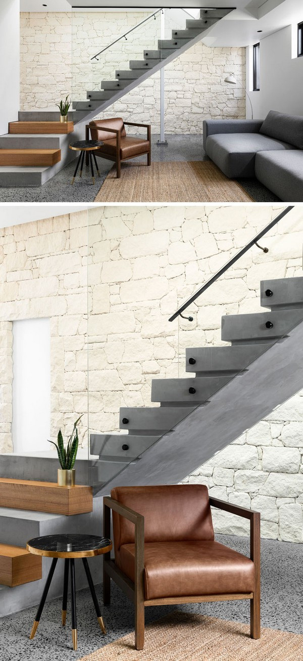 Liền kề với nhà bếp và phòng khách là một khu vực với một bàn ăn để dùng bữa ngoài trời và bể bơi để giải nhiệt vào một ngày nóng.