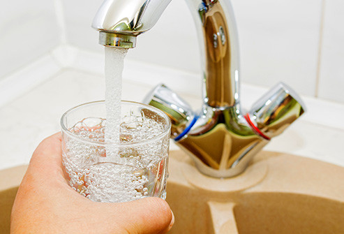 Nước: Nước đóng chai là một lựa chọn an toàn, nhưng lại không chứa đủ florua để bảo vệ bạn khỏi sâu răng. Nước uống từ máy lọc nước chứa đủ chất này. Các tổ chức sức khỏe đều ủng hộ việc thêm khoáng chất vào nước uống công cộng.