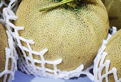 Dưa vàng: Bạn nên loại bỏ vỏ của dưa vàng trước khi bổ, thay vì bổ trực tiếp qua vỏ. Không giống như các loại trái cây khác, dưa vàng không có đủ axit để tiêu diệt các vi khuẩn xâm nhập vào bên trong từ vỏ quả.