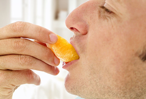 Trái cây: Nước ép trái cây, dù nguyên chất 100%, cũng đã mất đi giá trị dinh dưỡng trong quá trình chế biến. Nước ép cũng không còn chứa chất xơ cho bạn cảm giác no và làm chậm quá trình hấp thụ đường. Cách tốt nhất là là bạn nên ăn trái cây tươi, đặc biệt nếu bạn thừa cân hoặc mắc bệnh tiểu đường.