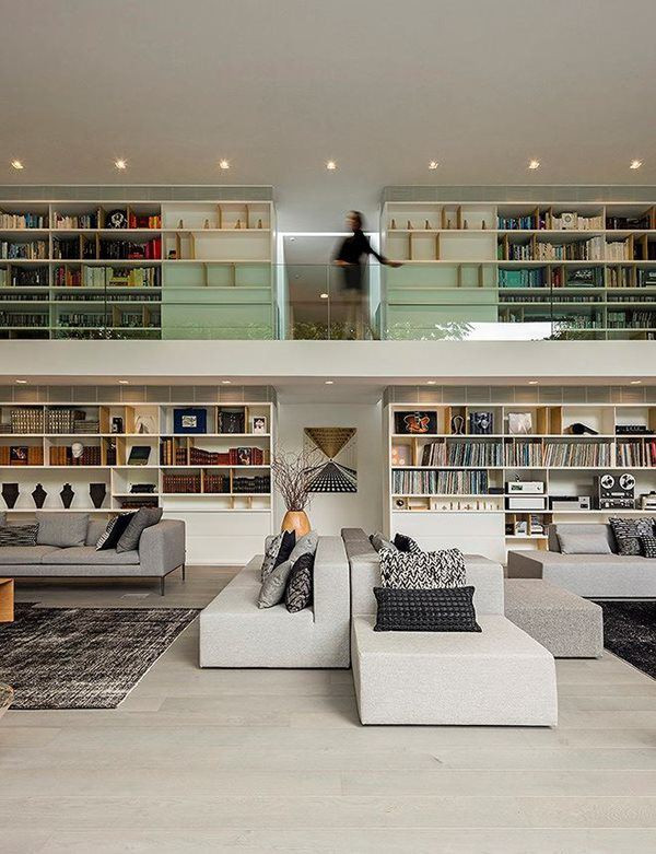 Phòng giải lao với những bình hoa tinh tế, tạo sự giản dị và gần gũi.