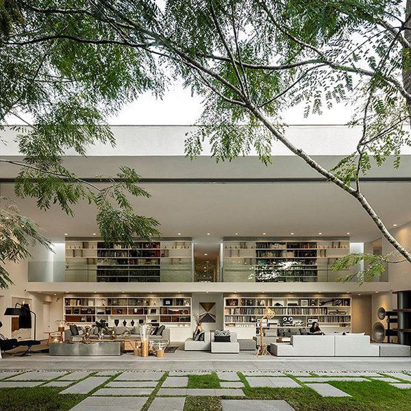 Chùm đèn tạo ánh sáng dịu nhẹ trong phòng khách, mỗi khi chủ nhân ngả lưng trên ghế dựa hay thả hồn vào từng trang sách.