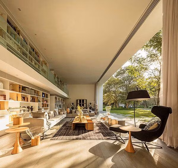 Giữa phòng khách, hàng ghế sofa được sắp xếp theo bố cục thẩm mỹ cao. Những chiếc gối ôm giúp không gian trở nên mềm mại hơn.