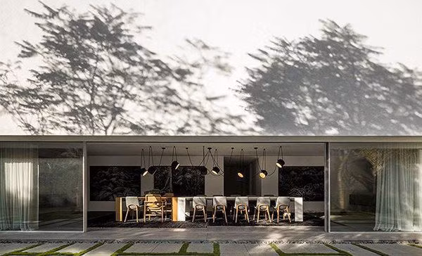 Nhà bếp với những tấm che sáng màu, với giá bếp màu nghệ tây, tạo nên gam màu nóng trong bố trí màu sắc.