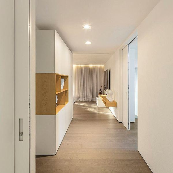 Lối vào phòng ngủ nổi bật với các chi tiết bằng gỗ, gam màu sáng.