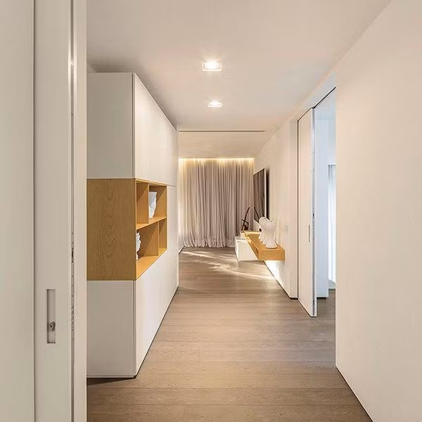 Lối vào phòng ngủ nổi bật với các chi tiết bằng gỗ, gam màu sáng.