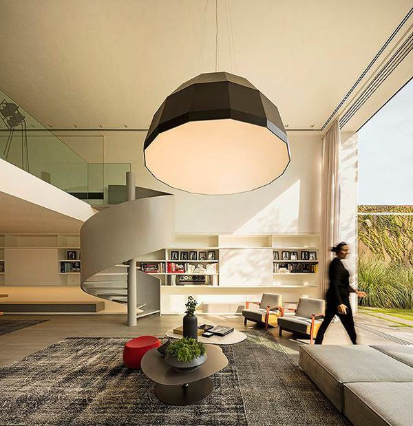 Cầu thang nổi bật trong tổng thể, nhưng vẫn phù hợp với không gian chung.