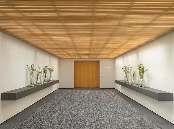 Kiến trúc cầu thang hình xoắn ốc hiện đại, xuyên suốt qua các tầng nhà, gợi hình ảnh chuỗi ADN trong khoa học, và là nét chấm phá độc đáo trong tư duy kiến trúc.