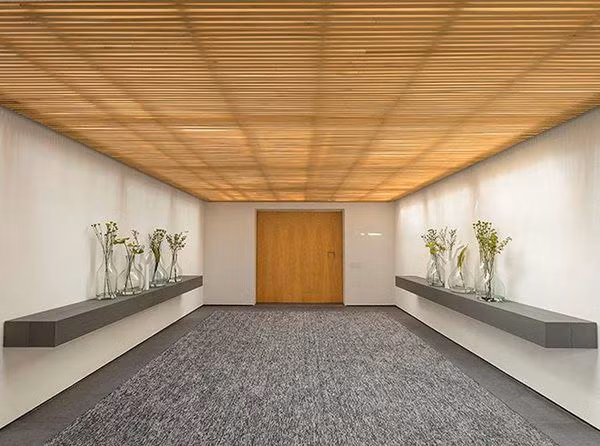 Kiến trúc cầu thang hình xoắn ốc hiện đại, xuyên suốt qua các tầng nhà, gợi hình ảnh chuỗi ADN trong khoa học, và là nét chấm phá độc đáo trong tư duy kiến trúc.