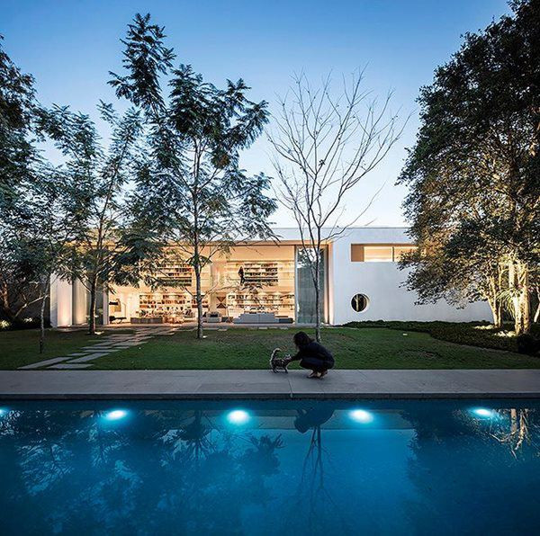 Hàng phiến đá lát trước mặt tiền nhà tạo sự khỏe khoắn, mạnh mẽ, thanh lịch.