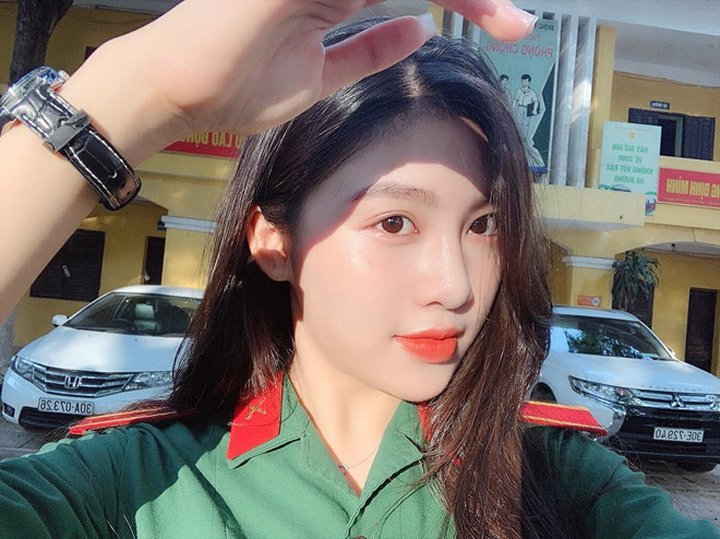 Trương Diệu Linh (18 tuổi) nổi tiếng nhờ loạt ảnh mặc quân phục xinh xắn khi tham dự kỳ thi THPT quốc gia vừa qua. Cô đang học ngành múa, hệ dân sự.