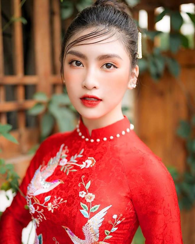 Chia sẻ với Zing.vn, Trương Diệu Linh cho biết cô thi vào ĐH Văn hóa Nghệ thuật Quân đội sau khi học xong lớp 10. Bên cạnh việc học chuyên ngành, Linh được học song song văn hóa để hoàn thành chương trình cấp 3. "Hôm thi mình được đoàn của nhà trường dẫn đi. Mình và một số bạn đã chọn mặc quân phục. Mình đã được phép và mặc đúng theo tác phong, quy định", Linh nói.