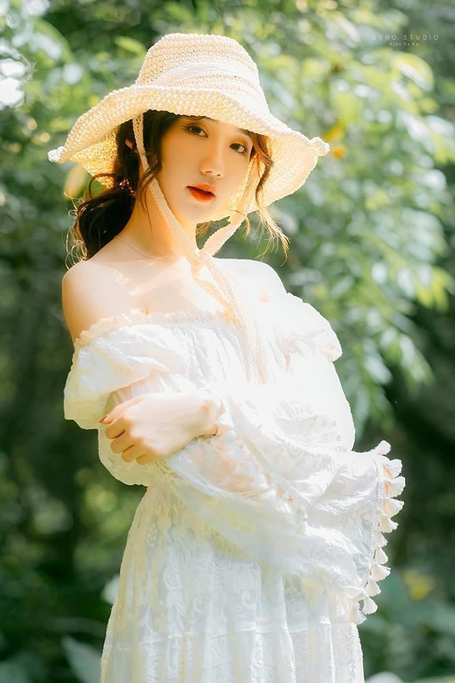 Sở hữu vẻ ngoài ưa nhìn, Nguyễn Nga được nhiều dân mạng so sánh nhan sắc với các hot girl Hàn Quốc. Tại trang cá nhân có hơn 35.000 lượt theo dõi, 9X đăng tải những khoảnh khắc đời thường xinh xắn và các clip cover, thu về nhiều lượt tương tác.