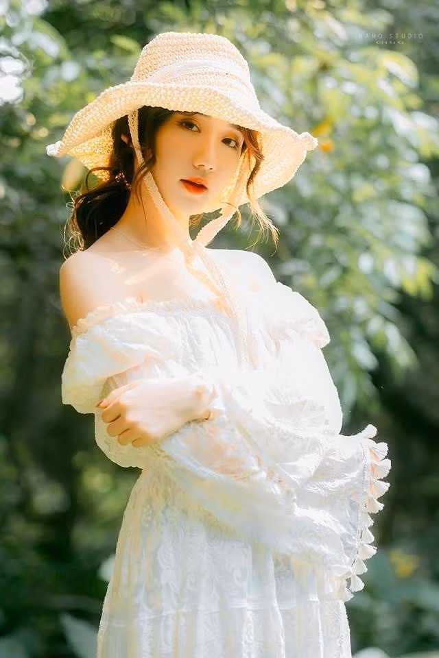 Sở hữu vẻ ngoài ưa nhìn, Nguyễn Nga được nhiều dân mạng so sánh nhan sắc với các hot girl Hàn Quốc. Tại trang cá nhân có hơn 35.000 lượt theo dõi, 9X đăng tải những khoảnh khắc đời thường xinh xắn và các clip cover, thu về nhiều lượt tương tác.