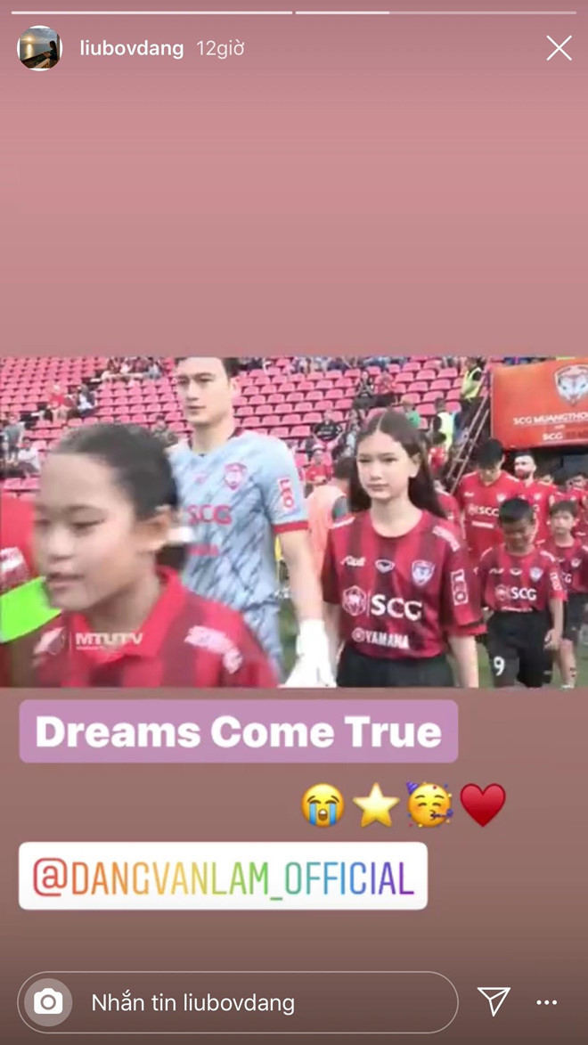 Em gai Van Lam nam tay anh ra san trong tran dau cua Muangthong