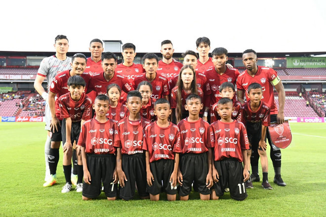 Em gai Van Lam nam tay anh ra san trong tran dau cua Muangthong-Hinh-2