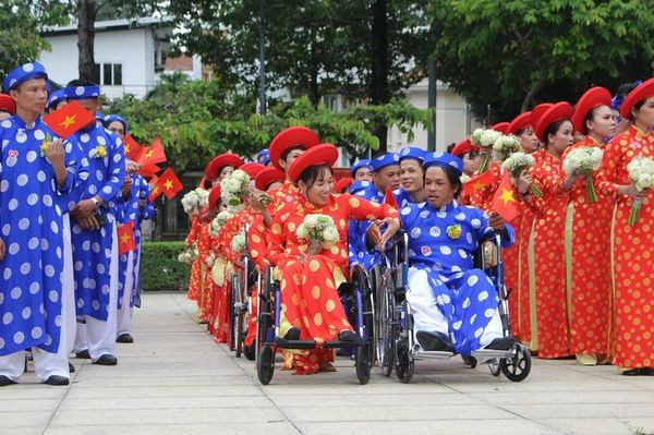 100 cap doi rang ro tai le cuoi tap the trong ngay Quoc khanh-Hinh-3