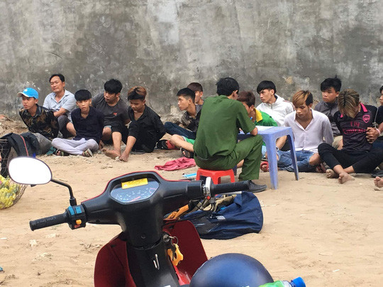 Bi quyt tien, goi hang chuc dan em mang hung khi di thanh toan doi thu