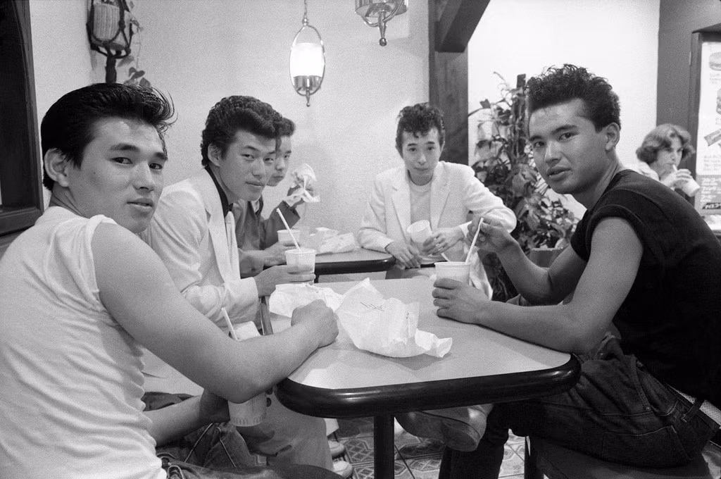 Các thanh niên Nhật Bản trong một quán bán đồ ăn nhanh. Ảnh: Greg Girard.