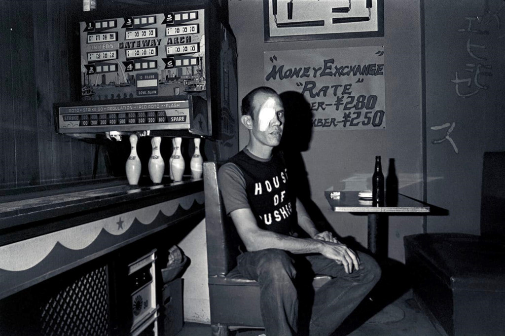 Một binh sĩ hải quân Mỹ đang đi nghỉ ngoài nhiệm vụ. Ảnh: Greg Girard.