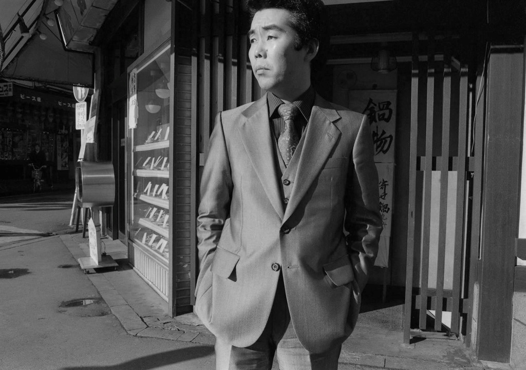 Một người đàn ông ăn mặc lịch lãm trên đường phố Tokyo. Ảnh: Greg Girard.