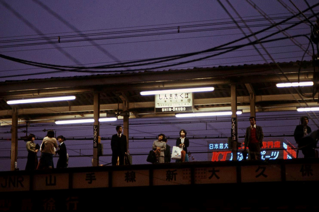 Mọi người chờ tàu tại nhà ga Shin Okubo. Ảnh: Greg Girard.