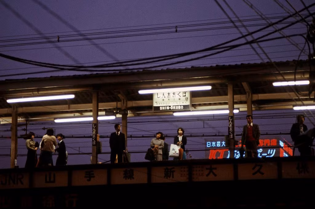 Mọi người chờ tàu tại nhà ga Shin Okubo. Ảnh: Greg Girard.