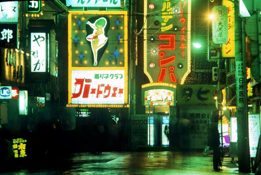 Khu Kabukicho với những ánh đèn neon nổi tiếng vào năm 1977. Hiện tại tất cả những ánh đèn neon này đã được thay thế bằng đèn LED. Ảnh: Greg Girard.