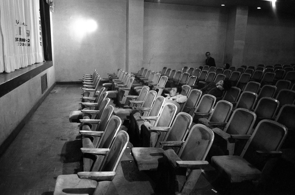 Những người xem phim ngủ lại tại rạp sau khi buổi chiếu muộn kết thúc. Ảnh: Greg Girard.