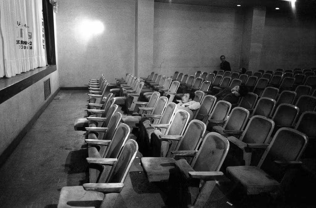 Những người xem phim ngủ lại tại rạp sau khi buổi chiếu muộn kết thúc. Ảnh: Greg Girard.